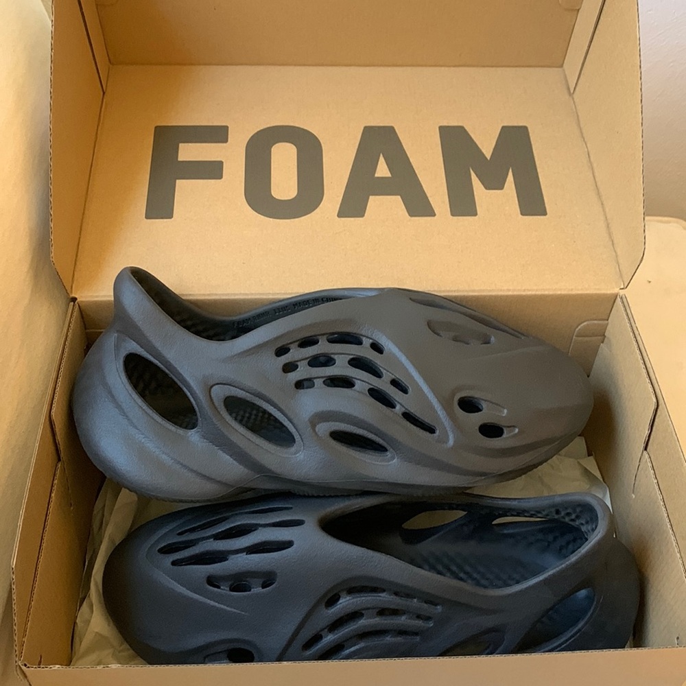 Yeezy foam runner onyx size 11